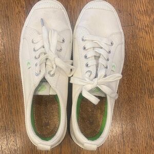Cariuma OCA Low Cap White Canvas Sneaker- size 8.5 (fits like 8)